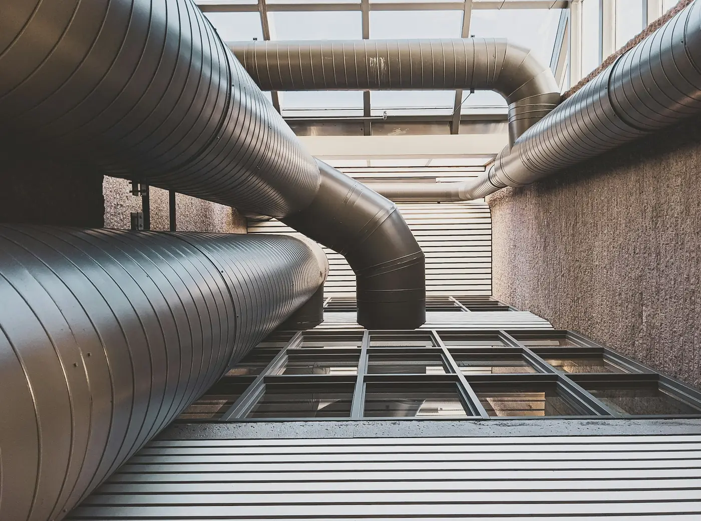 Ductos metálicos en una instalación técnica de ventilación.